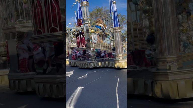 Disney beauty and the beast Christmas #disneyshorts #disneychristmas #disneyprincess #disneyparade