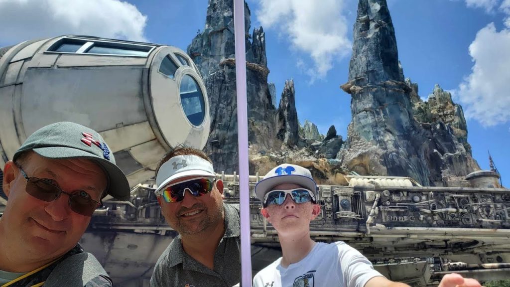 Savi’s Workshop Galaxies Edge Preston Builds a Star Wars Lightsaber